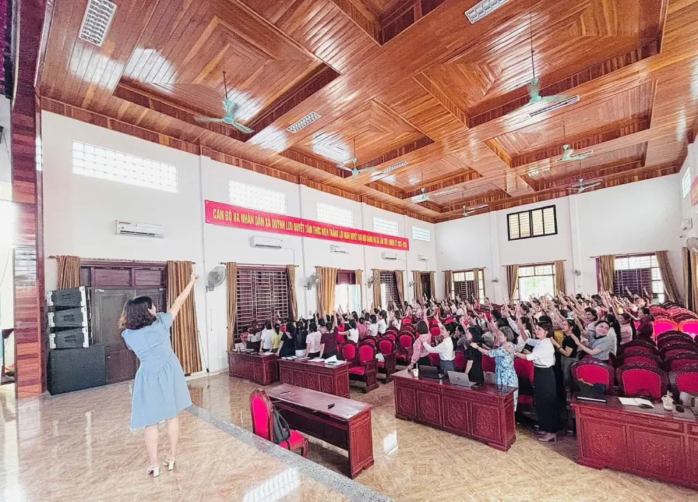 Cô Thuý Liễu trên sân khấu hướng dẫn cả hội trường vận động